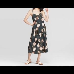 Floral maxi pleated dress